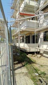 Balkons der Ringelnatzsiedlung direkt am Bürgersteig der Cecilienstraße