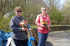 Anwohner-beschenken-uns-mit-Blumen