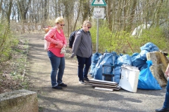 Anwohner-bringt-Sackkarre-für-Sperrmüll-mit